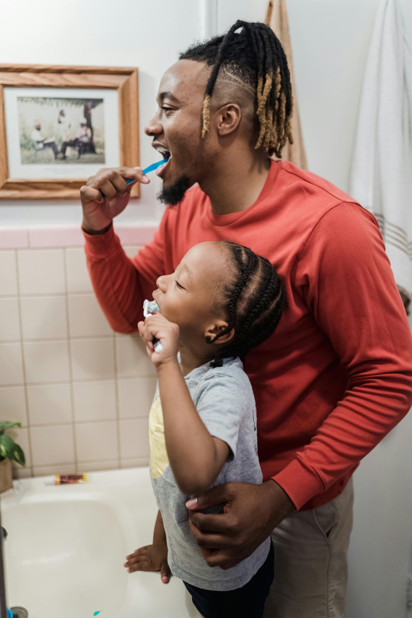 Brushing your teeth before or after breakfast? The best routine for a healthy start to the day!